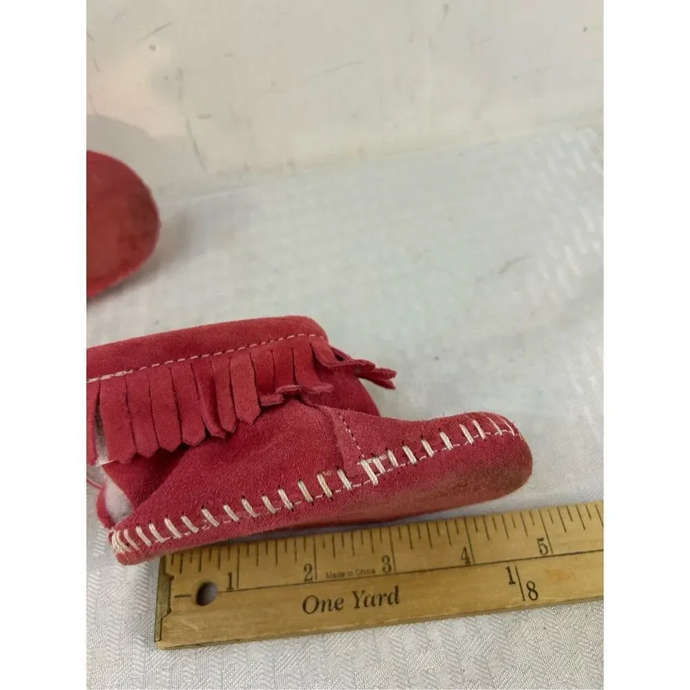 Minnetonka pink fringe moccasins‎ size 2 infant (discoloration on bottom)